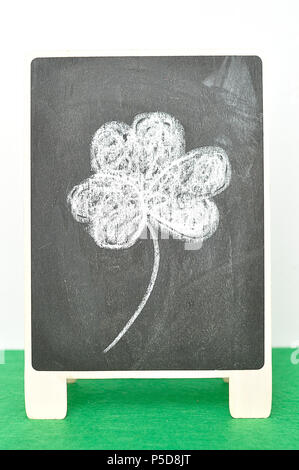 Un tableau noir avec un trèfle à quatre feuilles un symbole pour Saint Patricks day Banque D'Images