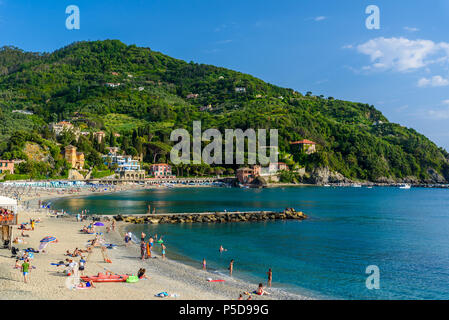 Levanto - ville de la Ligurie, près de Cinque Terre en Italie. Côte d'azur Méditerranée pittoresque. Vieille ville historique avec ses maisons colorées et plage de sable Banque D'Images