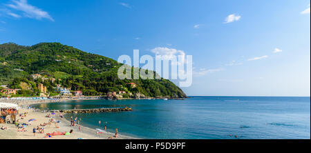 Levanto - ville de la Ligurie, près de Cinque Terre en Italie. Côte d'azur Méditerranée pittoresque. Vieille ville historique avec ses maisons colorées et plage de sable Banque D'Images