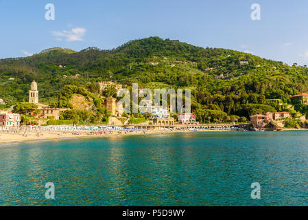 Levanto - ville de la Ligurie, près de Cinque Terre en Italie. Côte d'azur Méditerranée pittoresque. Vieille ville historique avec ses maisons colorées et plage de sable Banque D'Images