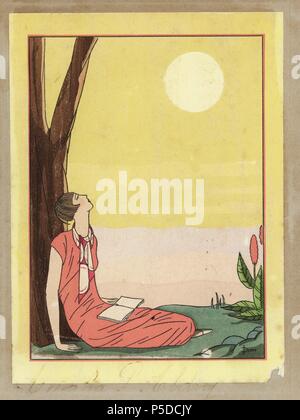 Femme assise sous un arbre, lisant un livre portant une robe rose corail avec foulard au cou. Lithographie à pochoir (stencil) handcolor du luxueux magazine de mode de "l'art, la goutte, Beaute,' 1926. Illustration signée Dory. Banque D'Images