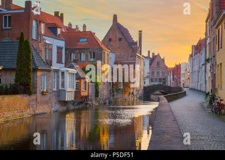 Centre historique de Bruges dans la belle lumière du matin au lever du soleil d'or, région flamande, Belgique Banque D'Images