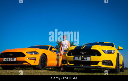 2 Ford Mustang 5 litres V8 GT Fastback Auto voitures européennes de l'homme au Royaume-Uni Banque D'Images