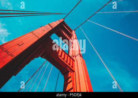 Belle low angle view of célèbre Golden Gate Bridge avec ciel bleu et nuages lors d'une journée ensoleillée en été avec retro vintage poster crocessing effe filtre Banque D'Images