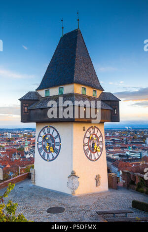 La vue classique du célèbre Grazer Uhrturm dans la ville historique de Graz en belle lumière du soir au coucher du soleil, Styrie, Autriche Banque D'Images