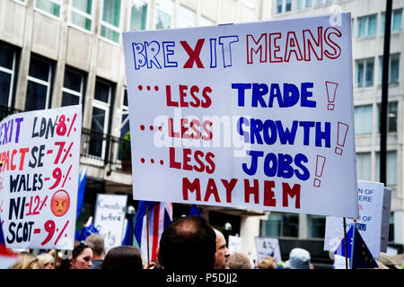 Au 2ème anniversaire de Brexit , le 23 juin 2018, autour de 100 000 personnes ont défilé dans le centre de Londres exigeant un vote du peuple sur l'accord final Brexit. Un p Banque D'Images