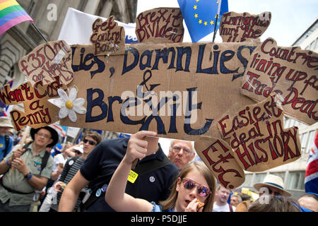 Au 2ème anniversaire de Brexit , le 23 juin 2018, autour de 100 000 personnes ont défilé dans le centre de Londres exigeant un vote du peuple sur l'accord final Brexit. Un y Banque D'Images