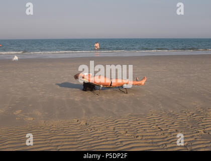 Man à bronzer sur la plage, Prachuap Khiri Khan Province, Hua Hin, Thaïlande, Asie. Banque D'Images