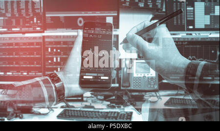 Double Exposure of hand holding blank smartphone avec stock market quotes et tableau de la surveiller salle informatique avec équipements de bureau d'affaires d'affaires . Banque D'Images