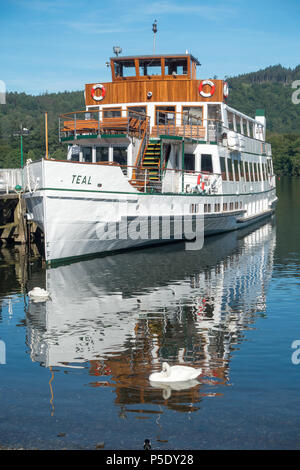 Le MV de sarcelles, sur le lac de Windermere Cruiser Flotte, attaché à l'embarcadère à Bowness-On-Windermere dans le Lake District National Park Banque D'Images