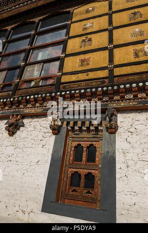 La peinture et le travail du bois de fenêtres et porte à Tashi Cho Dzong, Thimphu, Bhoutan - Tashi-Cho Tashichho Dzong (ou) est le plus grand respect dans Thimph Dzong Banque D'Images