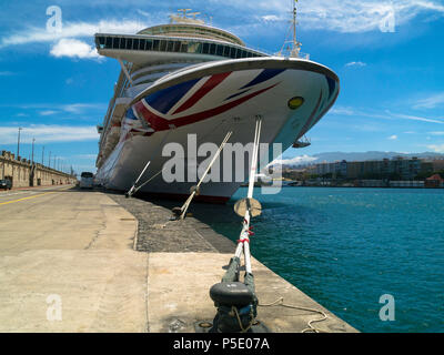 Arbalez les lignes de mouillage sur le bateau de croisière P&O Azura à Santa Cruz de Tenerife, îles Canaries, Canaries, Espagne Banque D'Images