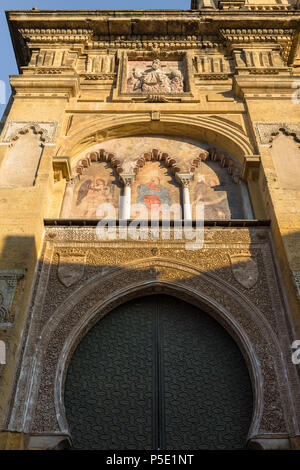 Bâtiment mauresque de Cordoue, détail de la Puerta del Perdon, grande entrée de la mosquée de la cathédrale de Mezquita dans la ville historique de Cordoue, Andalousie, Espagne Banque D'Images