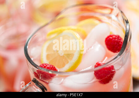 Limonade aux framboises garni de framboises et citron frais en pichet. Banque D'Images