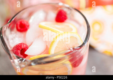 Limonade aux framboises garni de framboises et citron frais en pichet. Banque D'Images