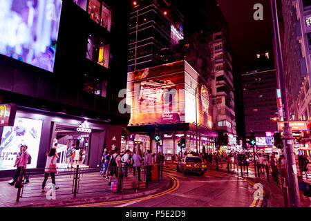 HONG KONG - 01 juin 2018 : Nuit sur rues au néon rose à Hong Kong Banque D'Images