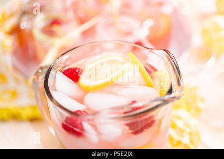 Limonade aux framboises garni de framboises et citron frais en pichet. Banque D'Images