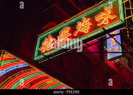 HONG KONG - 01 juin 2018 : des enseignes au néon en Hong Kong at night Banque D'Images