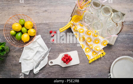 Limonade aux framboises garni de framboises et citron frais dans des pots Mason potable. Banque D'Images