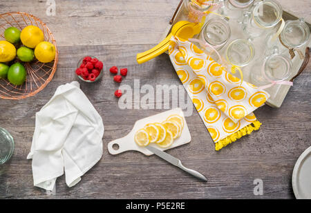 Limonade aux framboises garni de framboises et citron frais dans des pots Mason potable. Banque D'Images