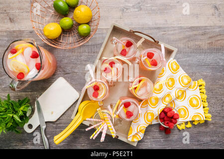 Limonade aux framboises garni de framboises et citron frais dans des pots Mason potable. Banque D'Images