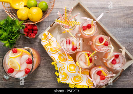 Limonade aux framboises garni de framboises et citron frais dans des pots Mason potable. Banque D'Images