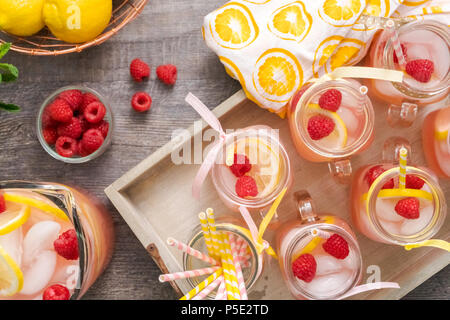Limonade aux framboises garni de framboises et citron frais dans des pots Mason potable. Banque D'Images