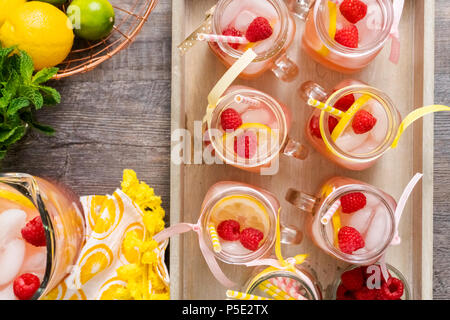 Limonade aux framboises garni de framboises et citron frais dans des pots Mason potable. Banque D'Images
