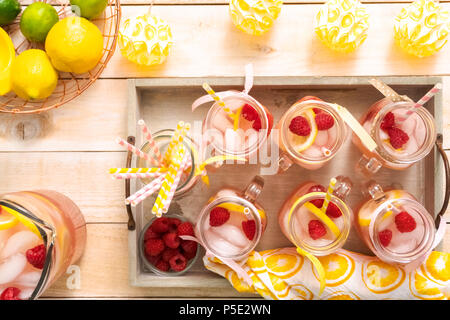 Limonade aux framboises garni de framboises et citron frais dans des pots Mason potable. Banque D'Images