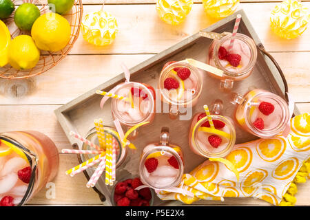 Limonade aux framboises garni de framboises et citron frais dans des pots Mason potable. Banque D'Images