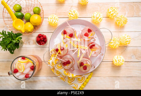 Limonade aux framboises garni de framboises et citron frais dans des pots Mason potable. Banque D'Images