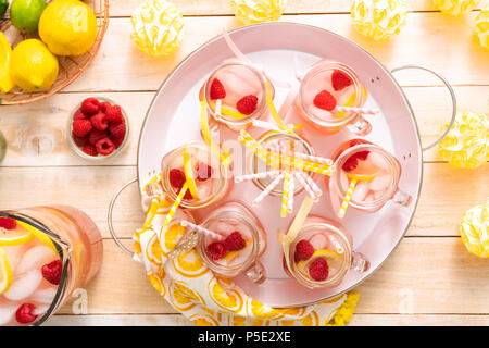 Limonade aux framboises garni de framboises et citron frais dans des pots Mason potable. Banque D'Images
