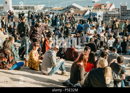 Lisbonne, 01 mai 2018 : Beaucoup de jeunes de la population locale, les touristes et les migrants sur la plate-forme d'observation de la ville qui est un lieu de rencontre pour les jeunes et la communication entre eux Banque D'Images