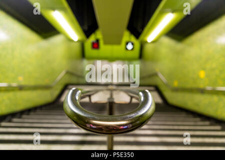 HONG KONG - June 04, 2018 : Vert métro MTR station de train à Hong Kong Banque D'Images