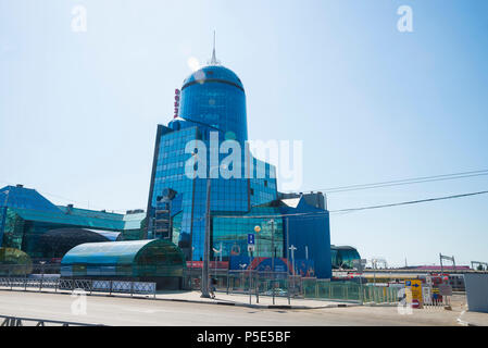 Gare de verre bleu à Samara en Russie. Sur une journée ensoleillée. Banque D'Images