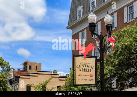 Lancaster, PA, USA - 25 juin 2018 : au centre-ville de Lancaster City, un panneau directionnel avec un coq rouge à l'historique marché Central. Banque D'Images