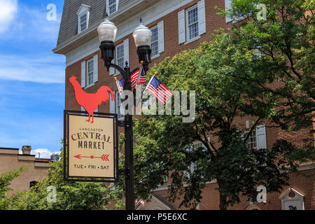 Lancaster, PA, USA - 25 juin 2018 : au centre-ville de Lancaster City, un panneau directionnel avec un coq rouge à l'historique marché Central. Banque D'Images