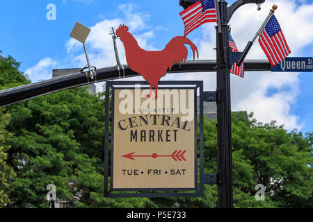 Lancaster, PA, USA - 25 juin 2018 : un panneau directionnel avec un coq rouge pour le Marché Central historique au centre-ville de Lancaster City. Banque D'Images