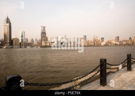 Le Bund skyline à partir de l'ensemble de la rivière Huangpu, Shanghai, Chine, Asie Banque D'Images