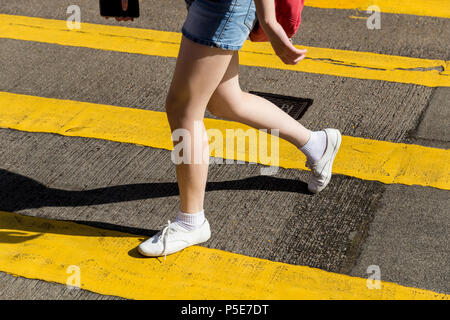 Walking Woman crossing road à Causeway Bay Hong Kong, quartier commerçant de la ville Banque D'Images