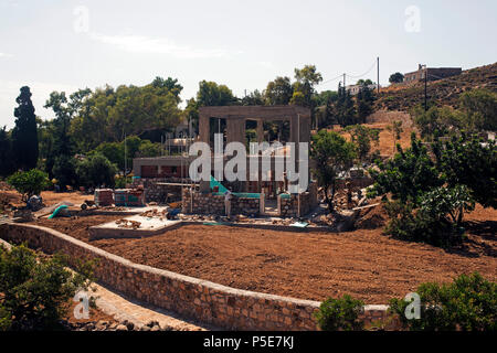 Une vue d'une construction d'une maison d'été faite de béton, de pierre et de brique dans une île grecque à Patmos en été Banque D'Images