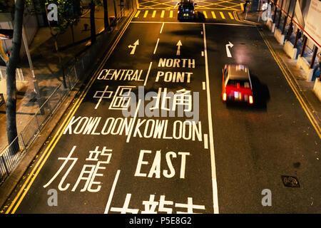 HONG KONG - 01 juin 2018 : taxi rouge de la conduite sur route à Hong Kong at night Banque D'Images