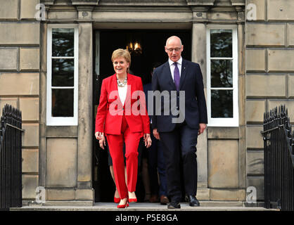 Premier Ministre de l'Écosse, Nicola Sturgeon et vice-premier ministre John Swinney lors d'un photocall à Bute House à Édimbourg, à la suite d'un remaniement ministériel. Banque D'Images