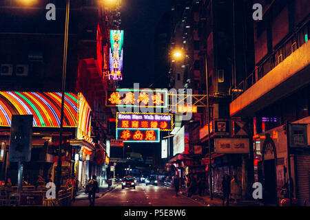 HONG KONG - 01 juin 2018 : les lumières des enseignes au néon sur Nathan Road, la nuit à Hong Kong Banque D'Images