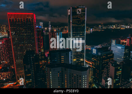 HONG KONG - June 04, 2018 : bâtiments gratte-ciel sur Hong Kong skyline at night avec moody Ciel et nuages Banque D'Images