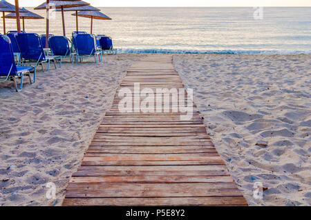 Beach Club Transat en ligne tôt le matin Banque D'Images