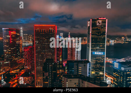 HONG KONG - June 04, 2018 : bâtiments gratte-ciel sur Hong Kong skyline at night avec moody Ciel et nuages Banque D'Images