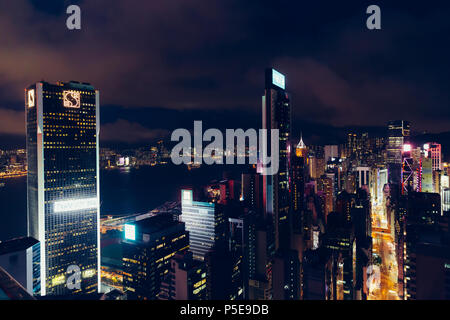 HONG KONG - June 04, 2018 : bâtiments gratte-ciel sur Hong Kong skyline at night avec moody Ciel et nuages Banque D'Images