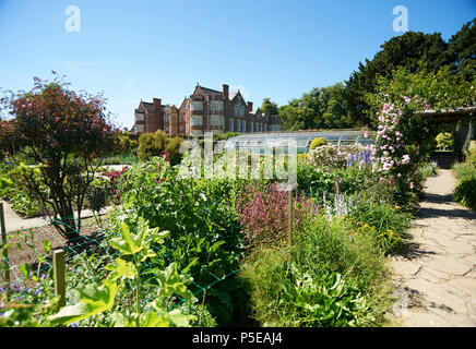 Burton Agnes Hall et Elizabethan jardins clos, East Riding of Yorkshire, Angleterre, RU, FR. Banque D'Images