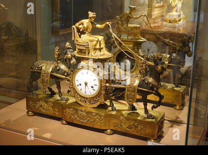 N/A. Anglais : Exposition dans le Museo Nacional de Artes Decorativas, Madrid, Espagne. Ces œuvres sont dans le parce que les artistes sont morts il y a plus de 100 ans. La photographie était permise dans le musée sans restriction. 10 octobre 2014, 07:06:56. Daderot horloge de bureau 440, peut-être par Bachelard, France, 1800-1825,AD VUE 1 - Museo Nacional de Artes Decorativas - Madrid, Espagne - DSC08332 Banque D'Images